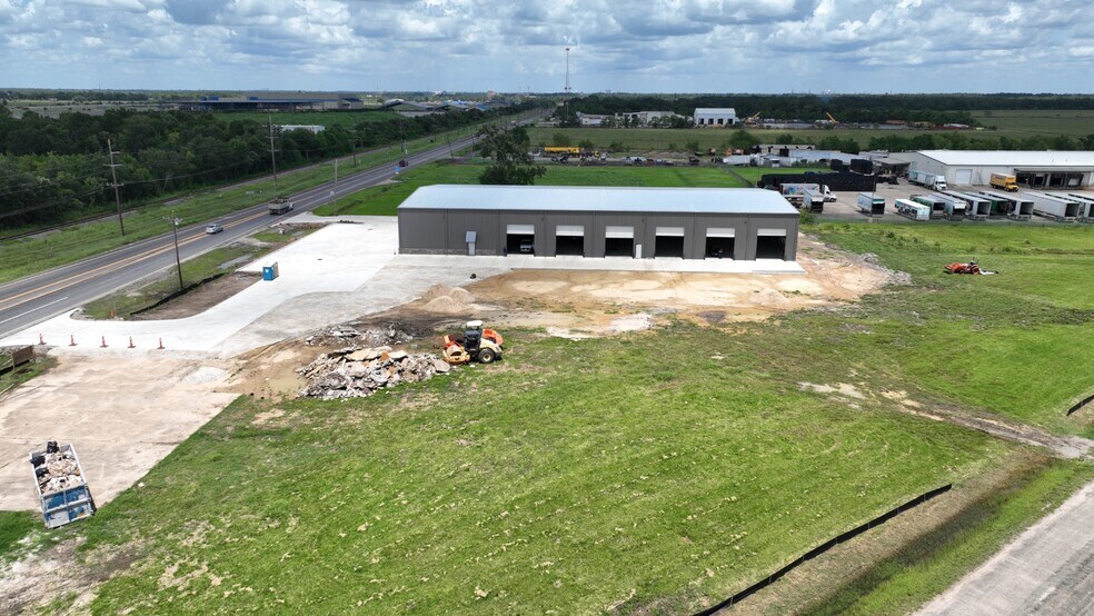 More Photos Of 7385 Fannett Rd, Beaumont Industrial For Lease