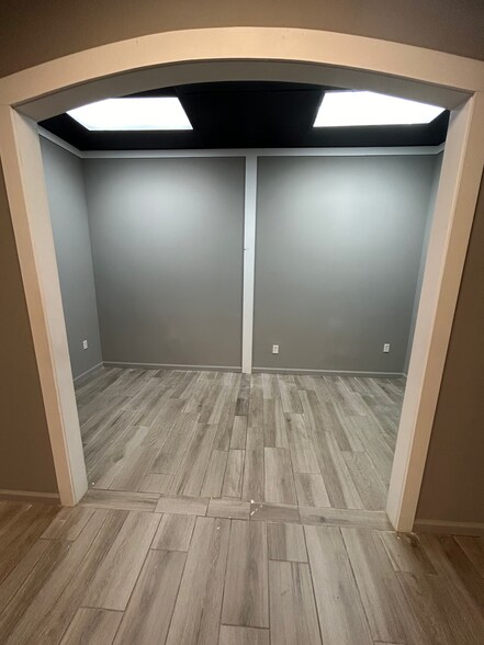 More Photos Of 8560 N Green Hills Rd, Kansas City Unknown For Lease