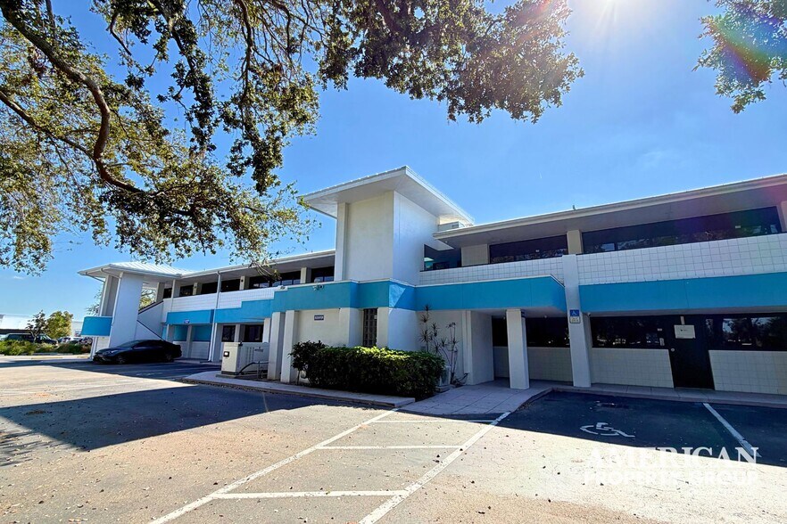 More Photos Of 1945 Versailles St, Sarasota Medical For Lease