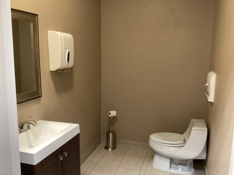More Photos Of 635 N Plaza Dr, Visalia Office For Lease