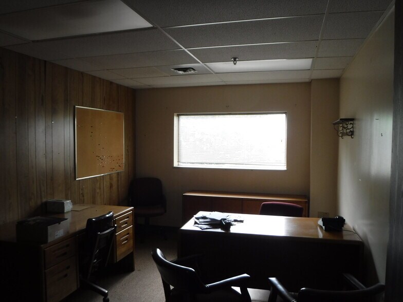 More Photos Of 4203 Curliss Ln, Batavia Office For Sale