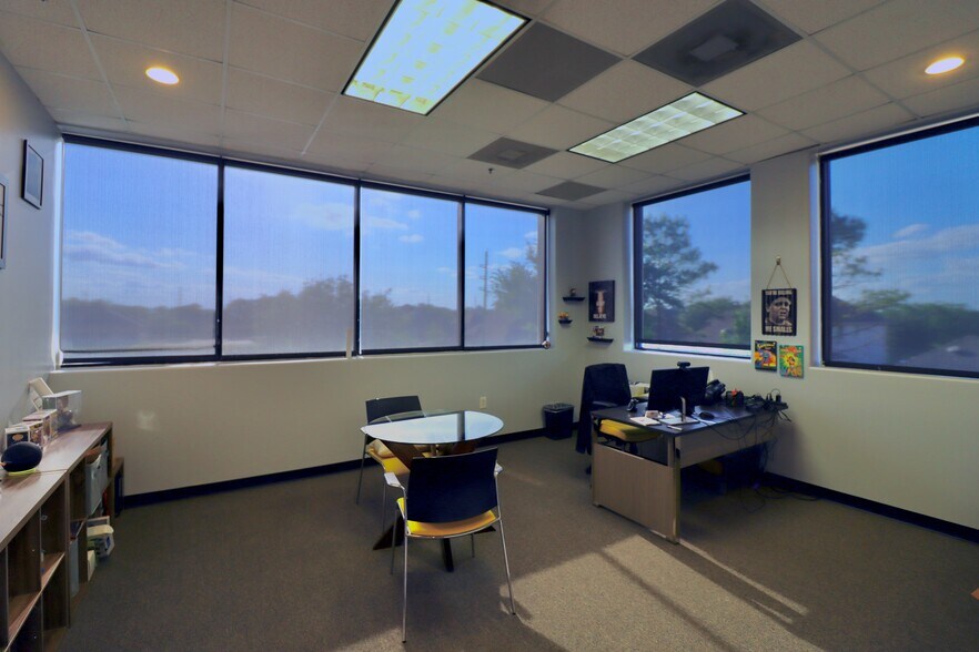More Photos Of 2734 W Sunrise Blvd, Pearland Office For Lease
