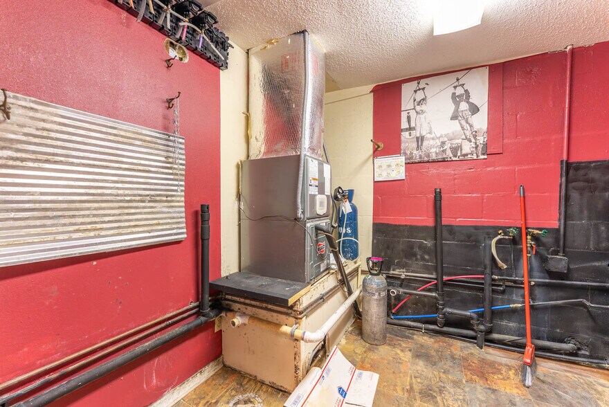 More Photos Of 15 Main St, Mammoth Spring Service Station For Sale