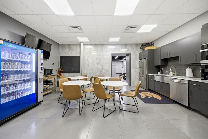 More Photos Of 326 SE Douglas St, Lees Summit Office For Sale