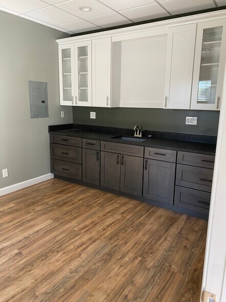 More Photos Of 4444 N Belleview Ave, Kansas City Unknown For Lease