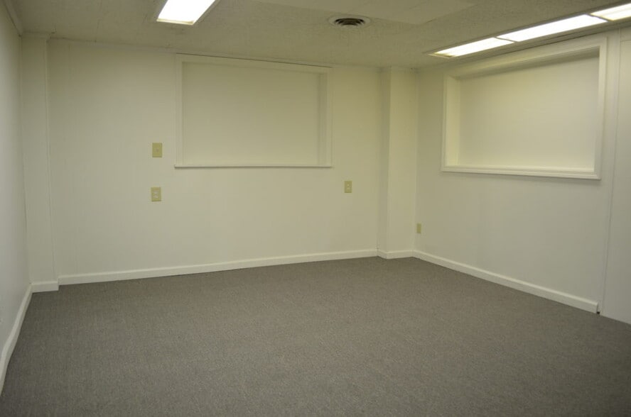 More Photos Of 141 Columbus Rd, Athens Office For Lease