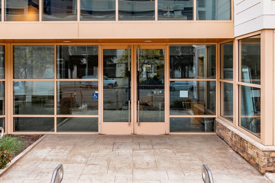 More Photos Of 15800 Ventura Blvd, Encino Auto Dealership For Lease