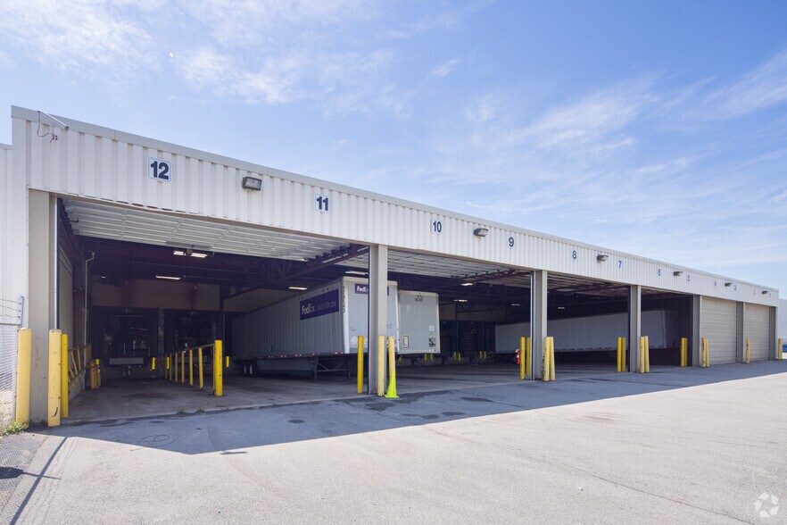 More Photos Of 1500 S Wolf Rd, Wheeling Warehouse For Lease