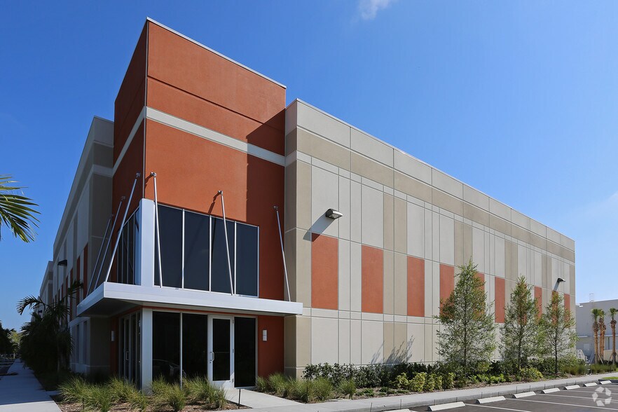 More Photos Of 2211 Vista Pky N, West Palm Beach Warehouse For Lease