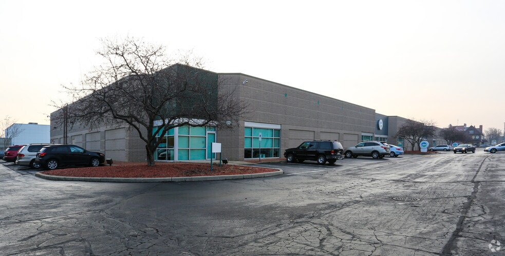 More Photos Of 2328-2360 N 27th St, Milwaukee Office For Lease