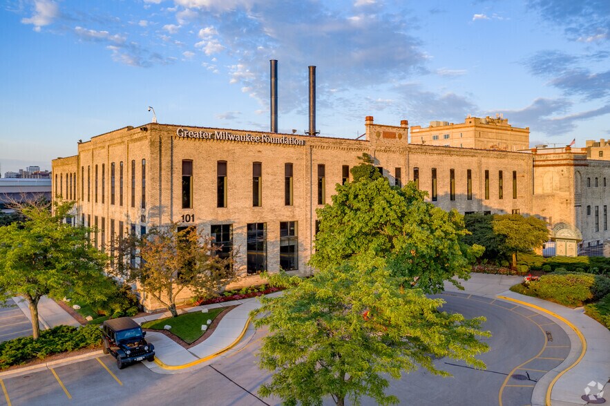 More Photos Of 101 W Pleasant St, Milwaukee Office For Lease
