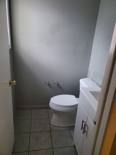 More Photos Of 380 Bennett Dr, Elk Grove Village Warehouse For Lease