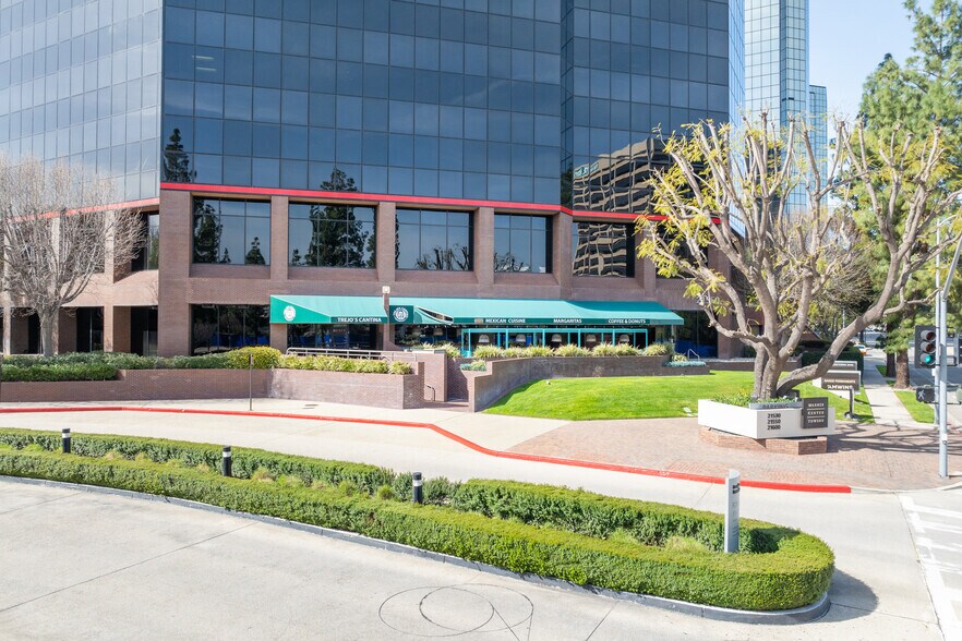 More Photos Of 21550 Oxnard St, Woodland Hills Office For Lease