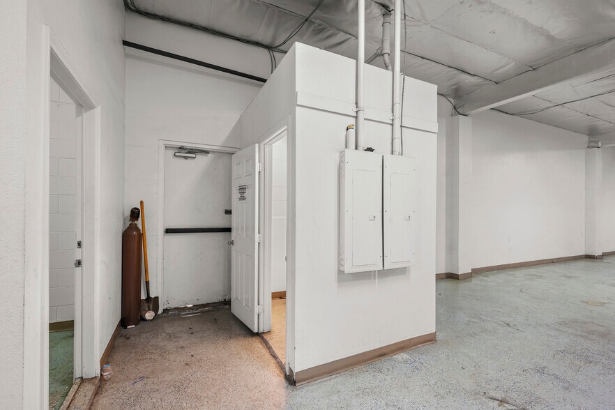 More Photos Of 7865 Balboa Ave, San Diego Freestanding For Lease