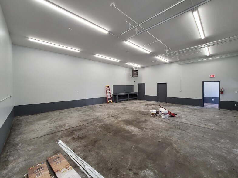 More Photos Of 11415 Hickman Mills Dr, Kansas City Warehouse For Lease
