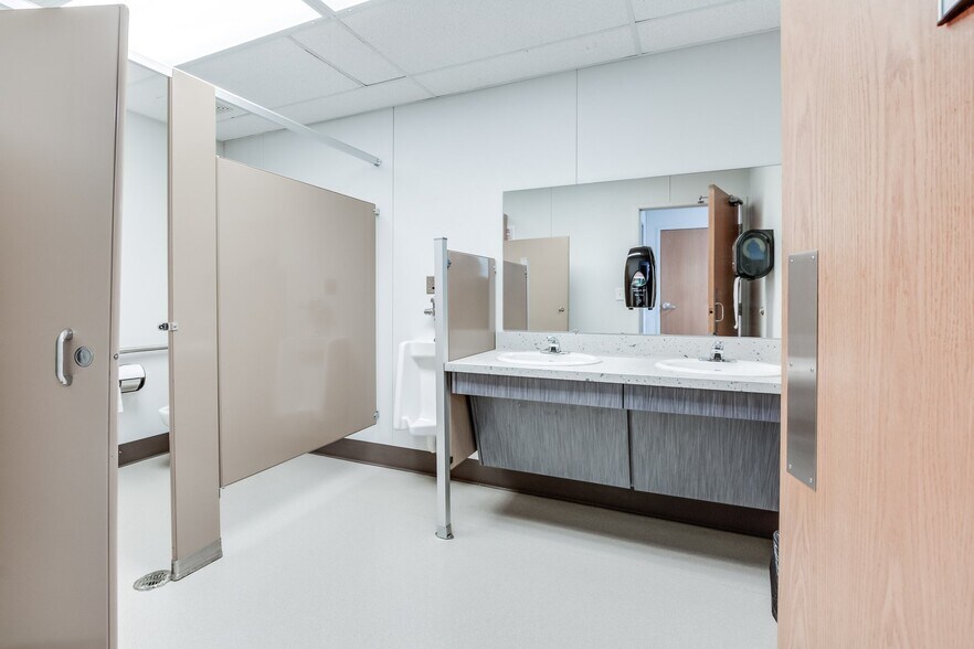 More Photos Of 416 SW 79th St, Oklahoma City Office For Sale