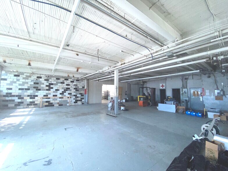 More Photos Of 2424 Rue Des Carrières, Montréal Light Manufacturing For Lease