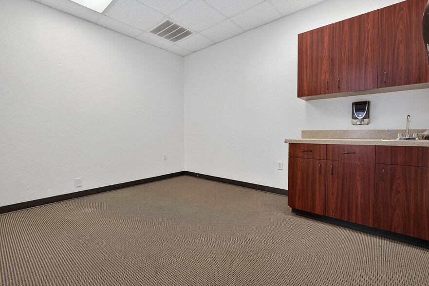 More Photos Of 1940 Harper St, Choctaw Medical For Lease