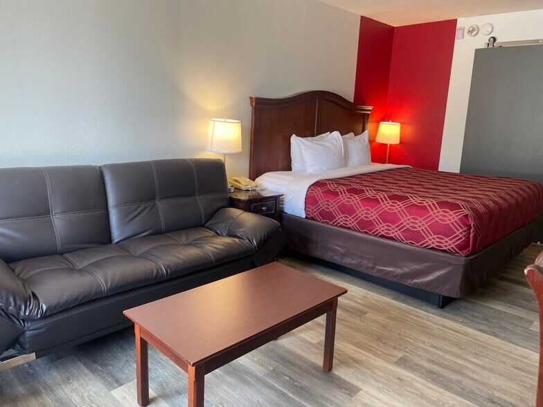 More Photos Of 3269 Shepherd of the Hills Expy, Branson Hotel For Sale