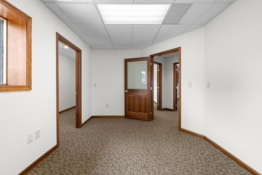 More Photos Of 2000 Burdick Expy E, Minot Office For Lease
