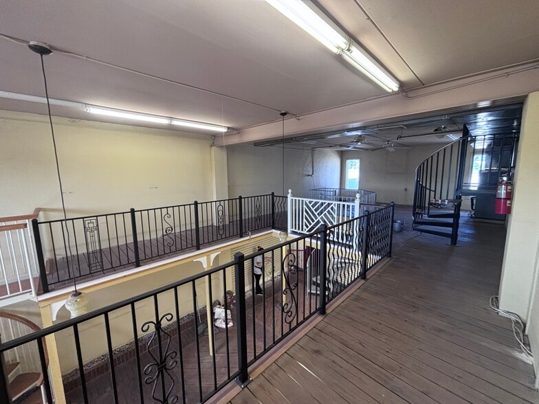 More Photos Of 6556-6558 Superior Ave, Sarasota Storefront For Lease