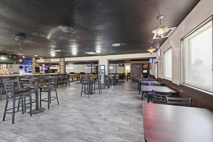 More Photos Of 1131 Cradduck Rd, Ada Bar For Sale