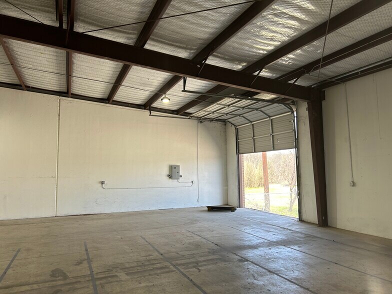 More Photos Of 4901 Whirlwind Dr, San Antonio Warehouse For Lease