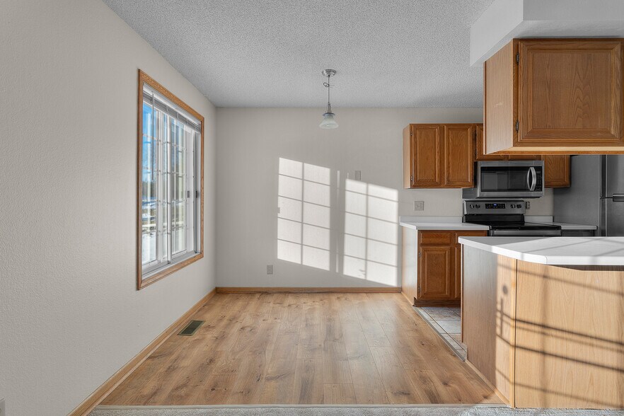 More Photos Of 8254 Windsong Dr, Eden Prairie Apartments For Sale