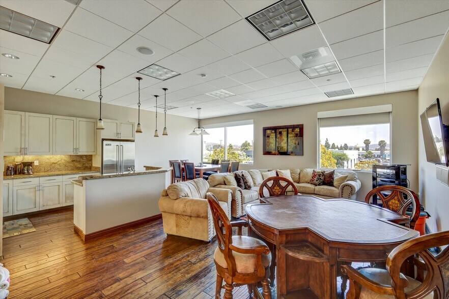 More Photos Of 250 S Pacific St, San Marcos Flex For Lease