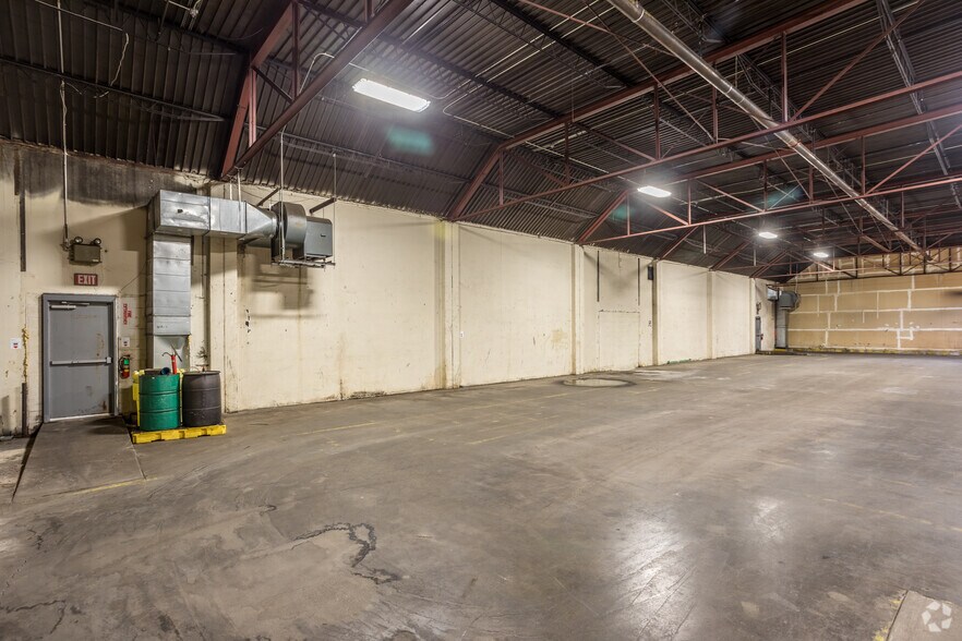 More Photos Of 1500 Delaware Ave, Des Moines Distribution For Lease