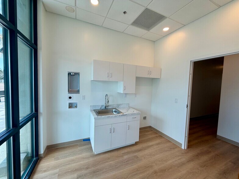 More Photos Of 1 Riverside Ave, Jacksonville Freestanding For Lease