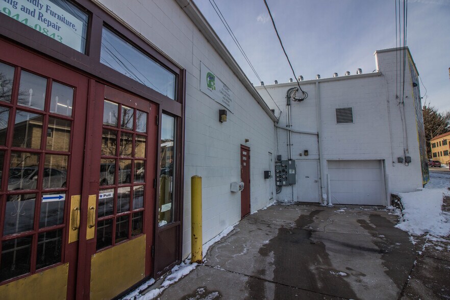 More Photos Of 2510 S Kinnickinnic Ave, Milwaukee Storefront For Sale