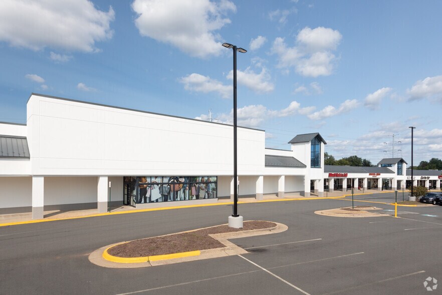 More Photos Of 13920 Metrotech Dr, Chantilly Unknown For Lease