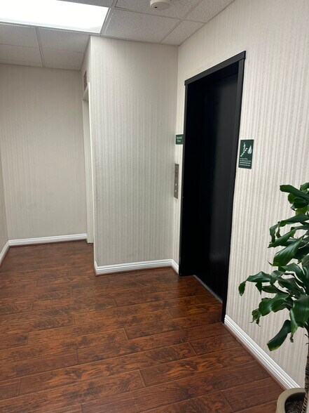 More Photos Of 881 Dover Dr, Newport Beach Medical For Lease