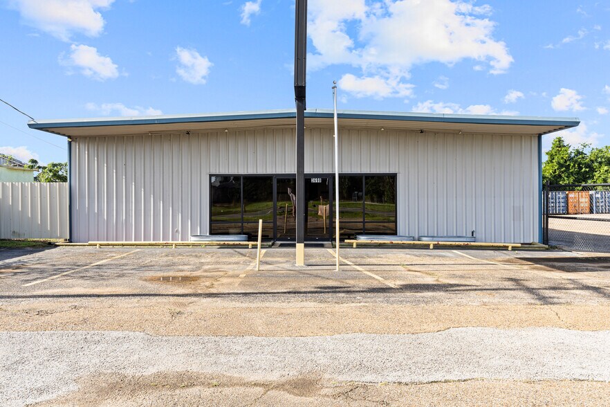 More Photos Of 3698 E Marshall Ave, Longview Warehouse For Lease