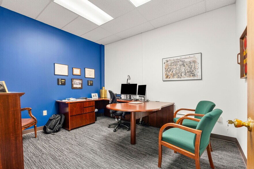 More Photos Of 535 Main St, Winchester Freestanding For Lease