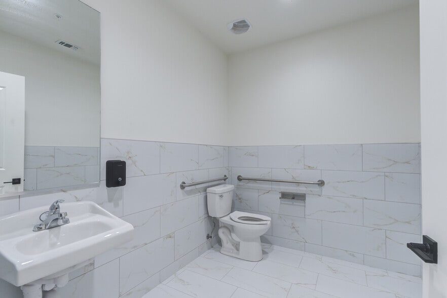 More Photos Of 8111 Patel Dr, Wolfforth Distribution For Sale