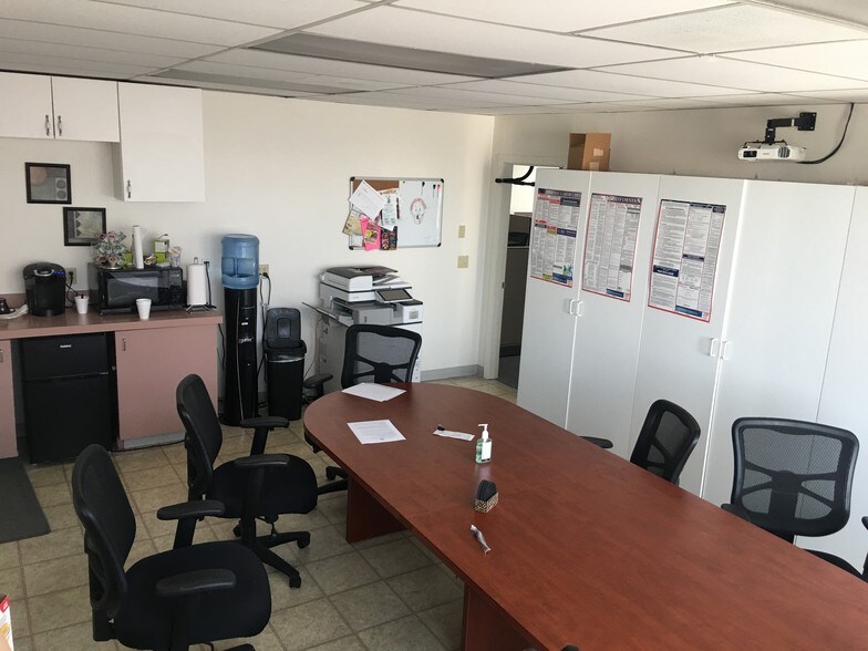 More Photos Of 14546 Hamlin St, Van Nuys Office For Sale