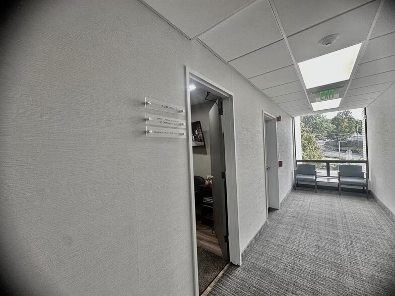 More Photos Of 4 Dearfield Dr, Greenwich Medical For Lease