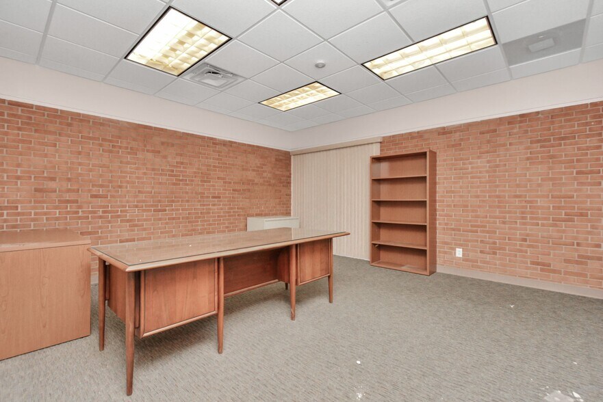 More Photos Of 1500 W Highway 6, Alvin Truck Terminal For Lease