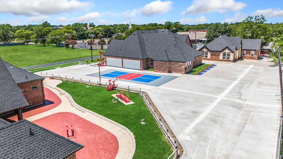 More Photos Of 703 E Oates Rd, Garland Unknown For Lease