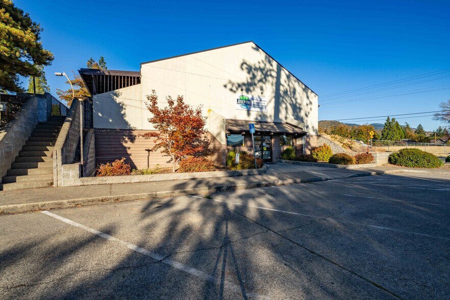 More Photos Of 700 NW Dimmick St, Grants Pass Specialty For Sale