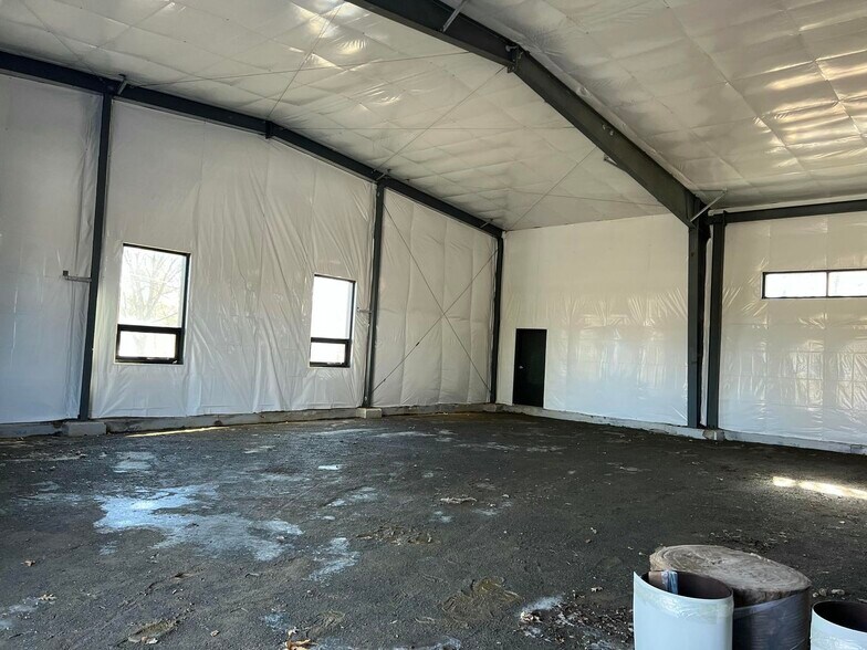 More Photos Of 574 Hudson River Rd, Waterford Warehouse For Lease