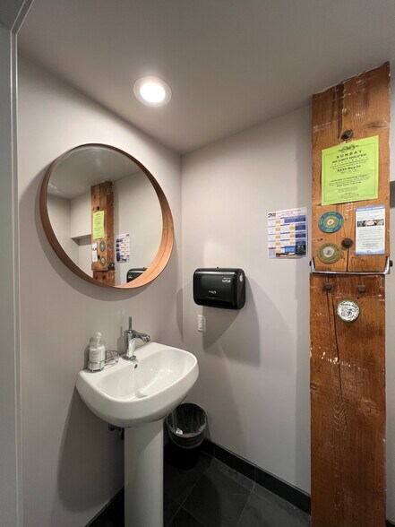 More Photos Of 1175-1195 Park Ave, Emeryville Showroom For Lease
