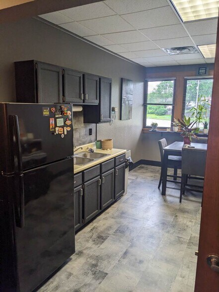 More Photos Of 2900 SW Wanamaker Dr, Topeka Office For Lease