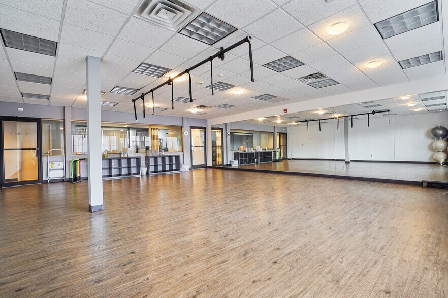 More Photos Of 10 E Willow St, Millburn Office For Lease