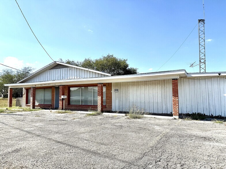 More Photos Of 1500 W Corpus Christi St, Beeville Freestanding For Sale
