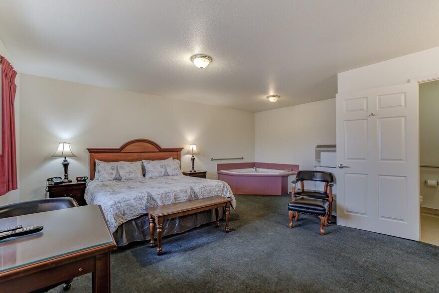 More Photos Of 718 Main St, Weaverville Hotel For Sale