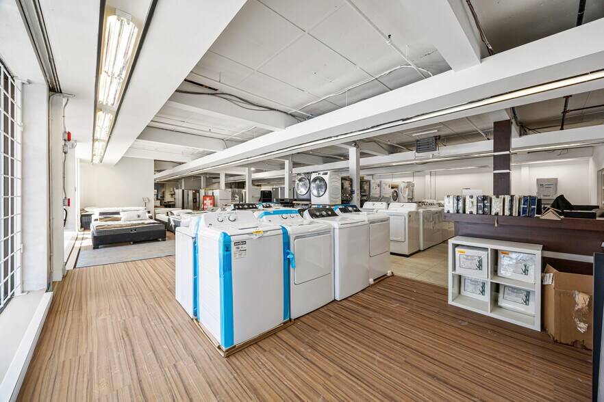 More Photos Of 126 Rue Jacques-Cartier N, St-Jean Storefront For Sale