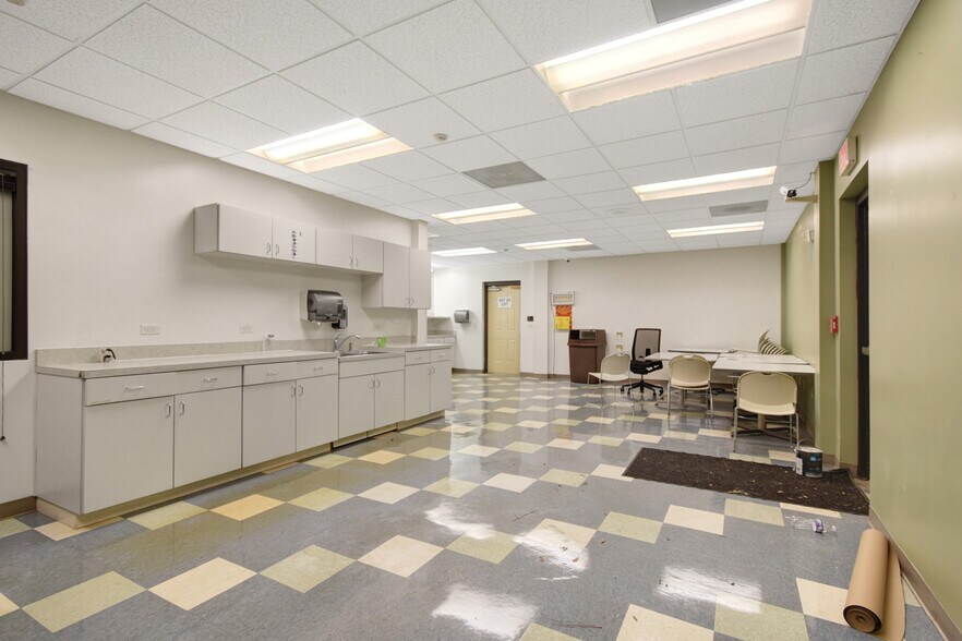 More Photos Of 9512 Sunbeam Center Dr, Jacksonville Office For Lease